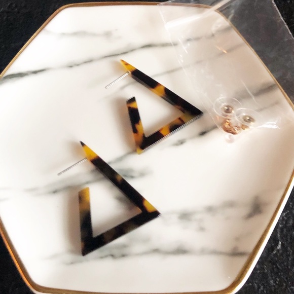 ❣️ Geometric Triangle Acrylic Tortoise Earrings - Picture 4 of 5
